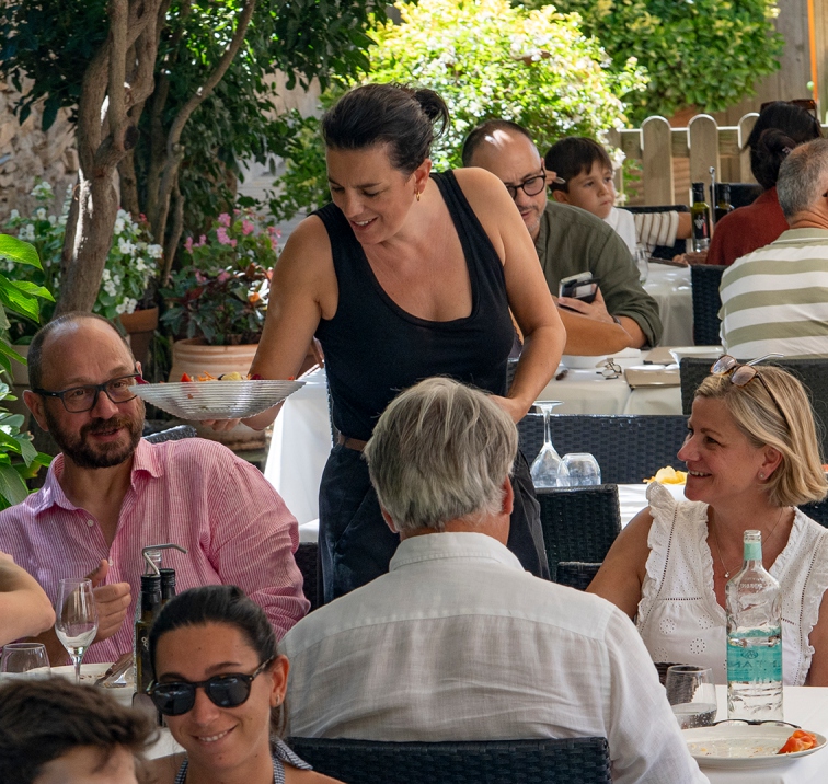 Grup dinant al jardí de Can Saló